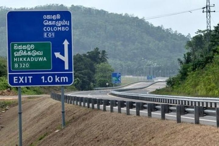 Taxi From Colombo Airport to Hikkaduwa for 6 people. - Photo 1 of 9